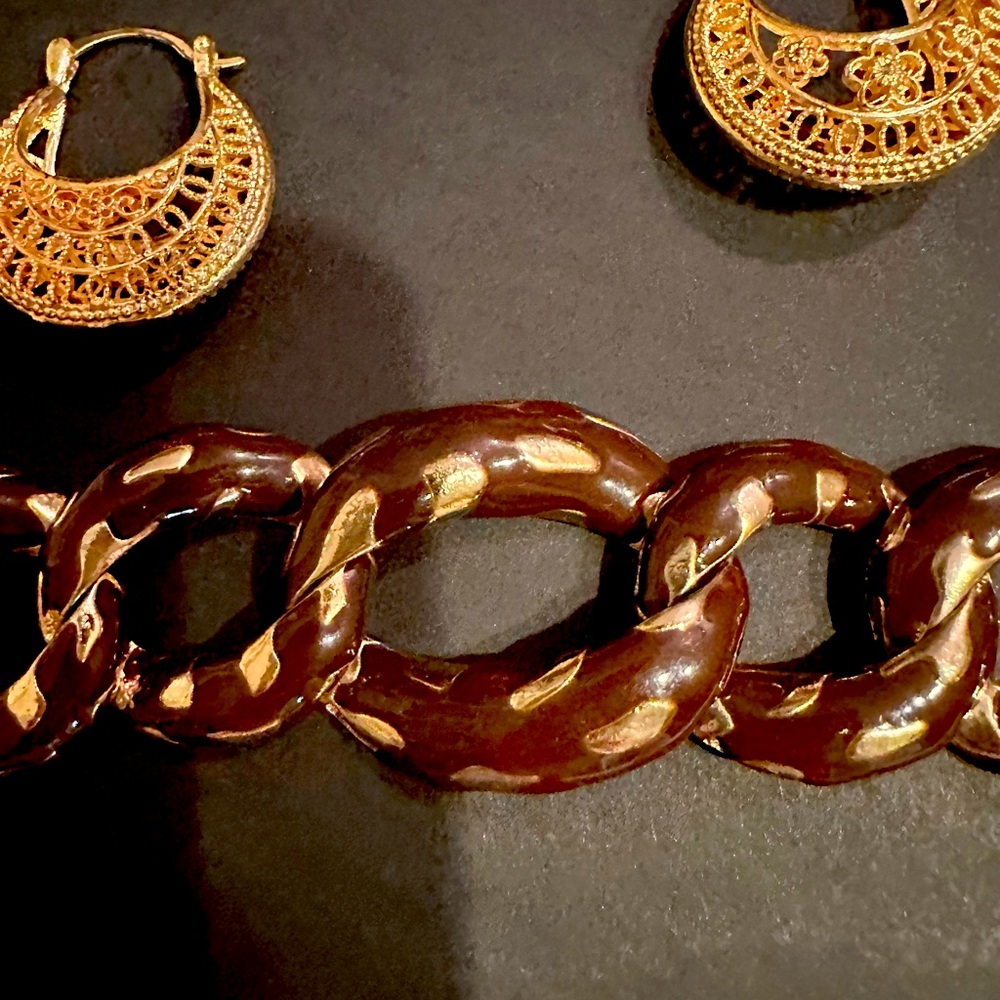 Beautiful gold tone jewelry.  Excellent condition.